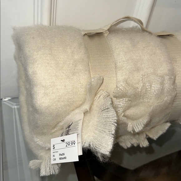 Luxurious Cream Throw Blanket 71”x35” - Picture 2 of 2